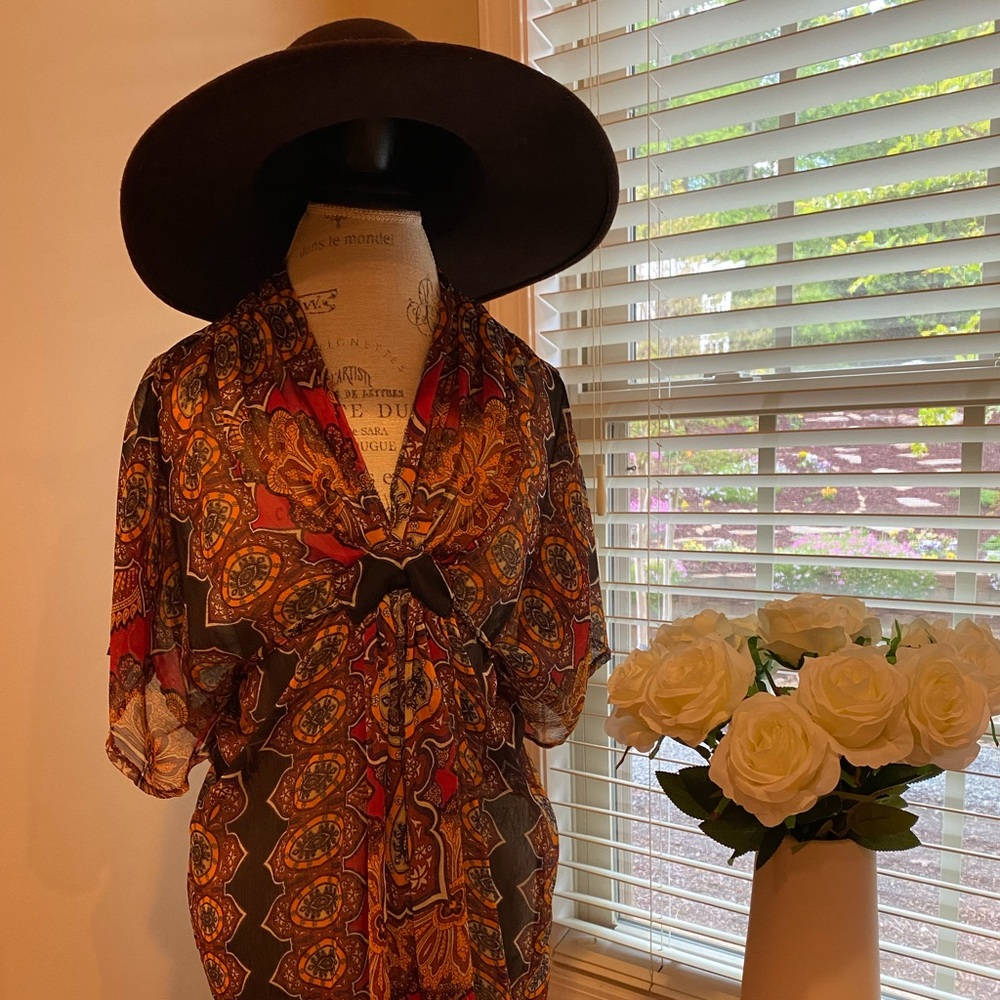Beautiful blouse! Nice and rich combination color